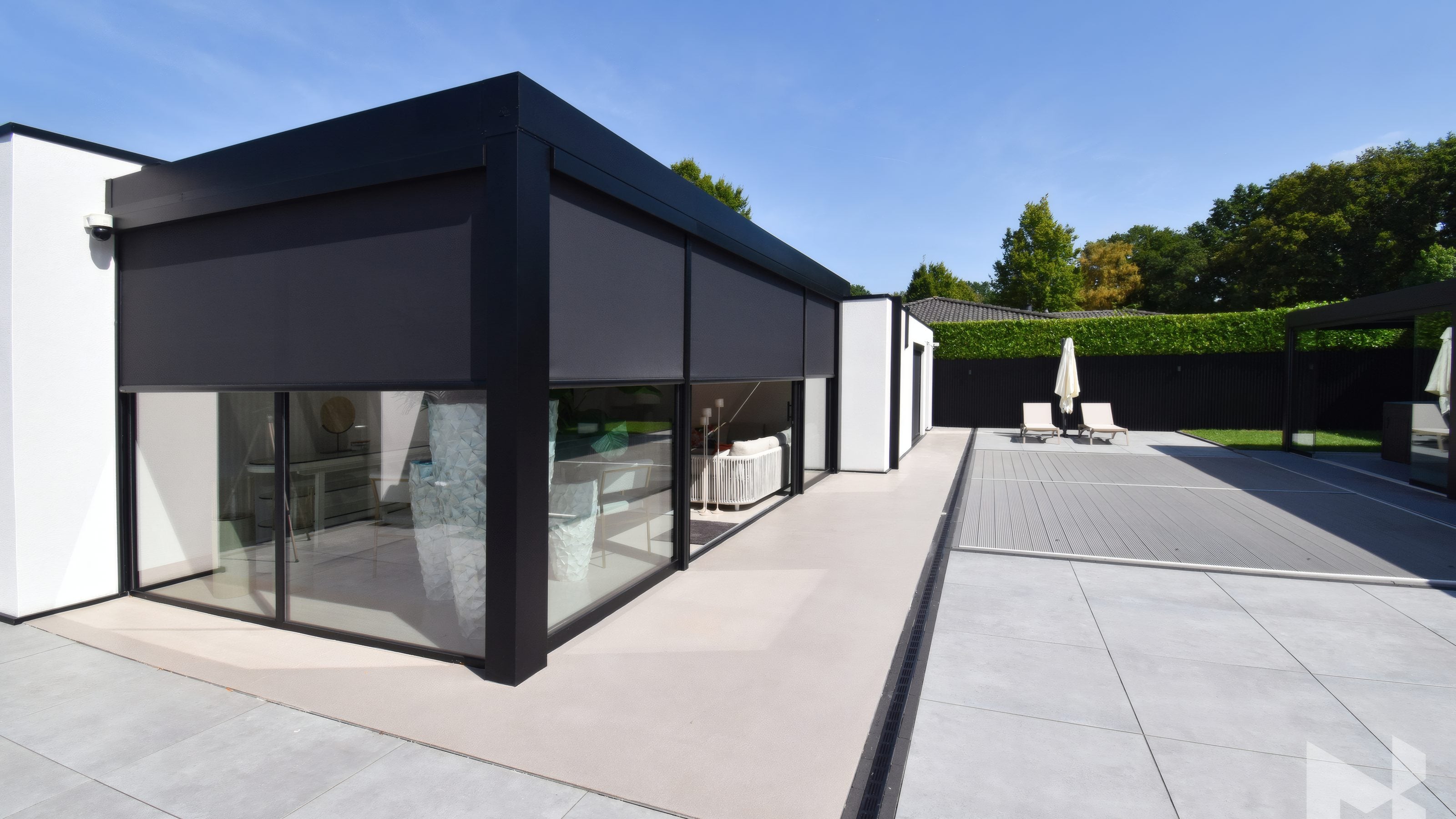 MB Cube in Schwarz mit heruntergefahrenen Zip-Screens an einem sonnigen Tag