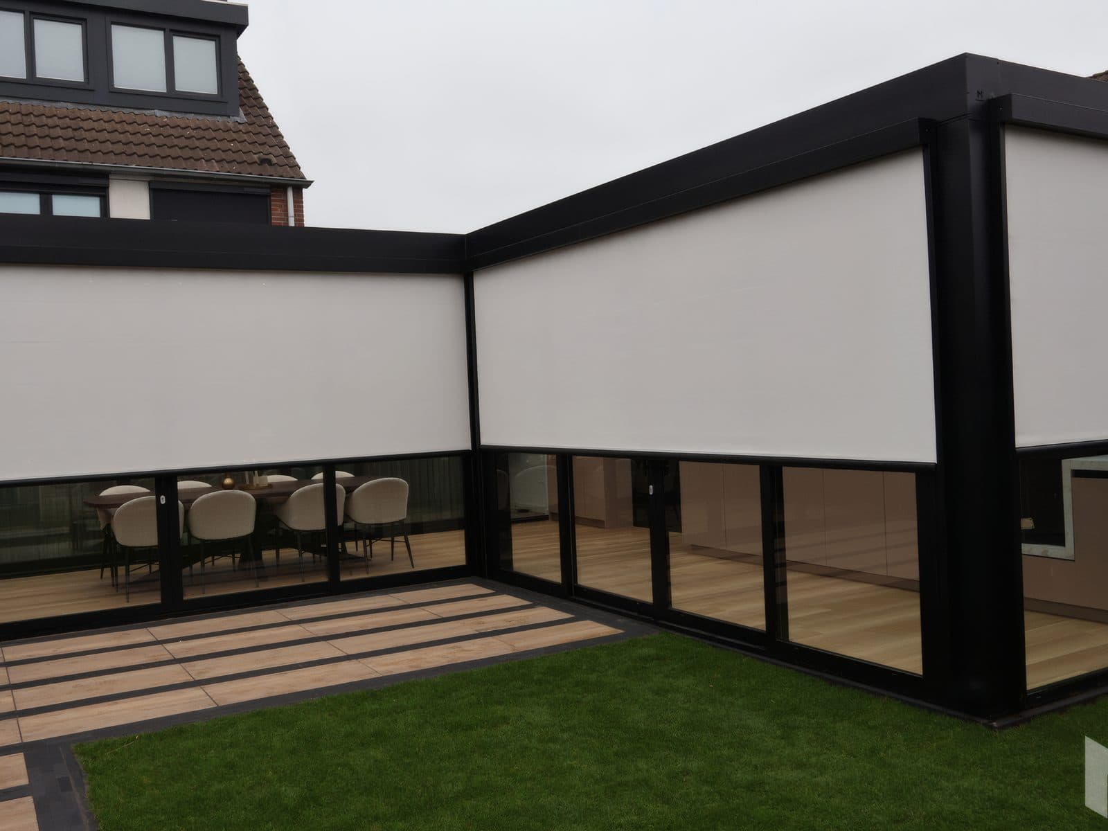 Gartenzimmer mit heruntergefahrenen Zip-Screens